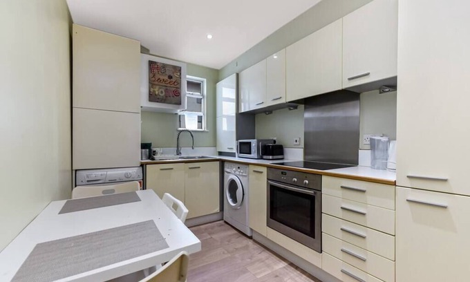 Ealing Broadway Apartment | Longfield · Central 2 bedroom Flat in Ealing Broadway