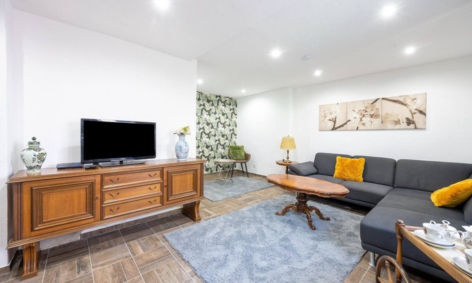 Longkamp House | Longkamp Hillside Haven