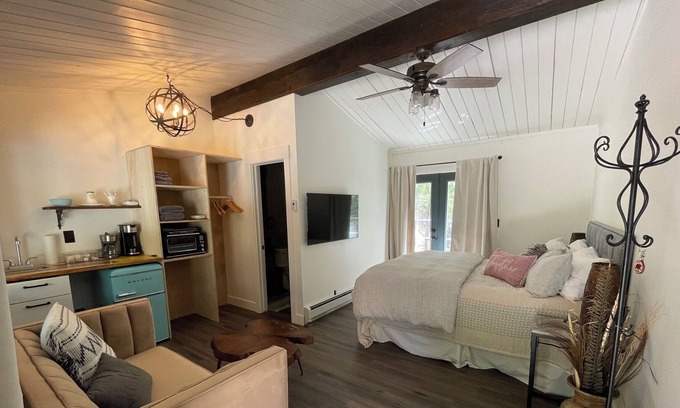 Lyons Apartment | Longs Peak Lodge Room @ Ferncliff Ranch & Resort