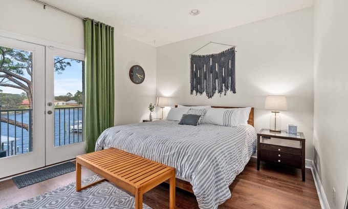 Thomas Drive Condo | LongTerm Discount*Waterfront*Near Beach!