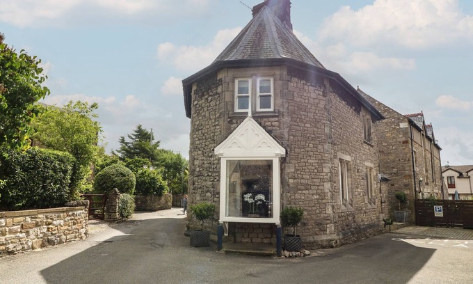 Kirkby Lonsdale Cottage | LONSDALE COTTAGE, family friendly, with open fire in Kirkby Lonsdale