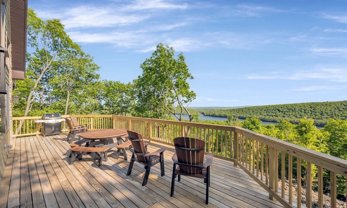 Lake Harmony Estates Ski Chalet | Look Out Lodge, Near JFBB & Jim Thorpe with Spectacular Lake and Mountain Views!