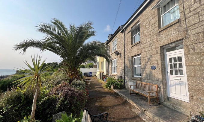 Newlyn Cottage | LOOKOUT COTTAGE, pet friendly, country holiday cottage in Newlyn