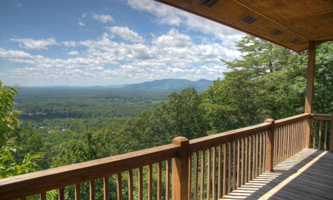 Helen Cabin | Lookout Pointe | 2BR Retreat with Spectacular Mtn Views and Hot Tub Near Helen