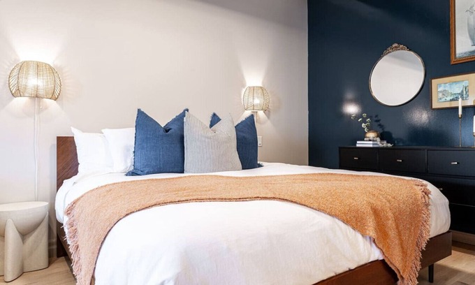 Stratford Apartment | Lot 44: Wood Forbes Unit 2 (King)