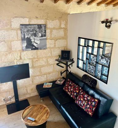 Aigues-Mortes Medieval City Apartment | Lou Mirèio