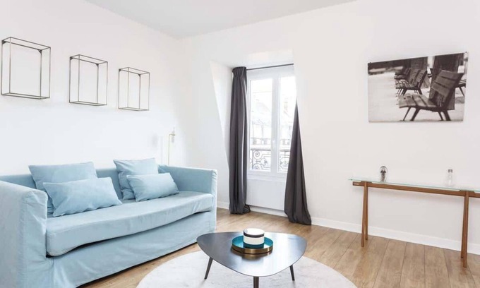 1st Arrondissement Apartment | Louvre Comedy Summary