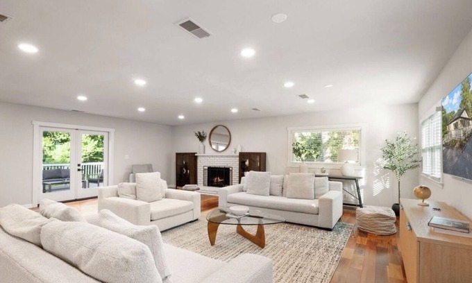 Annandale House | Love at first stay! Luxury 4 bed 4 bath near DC! Clean with EV charger! Family!