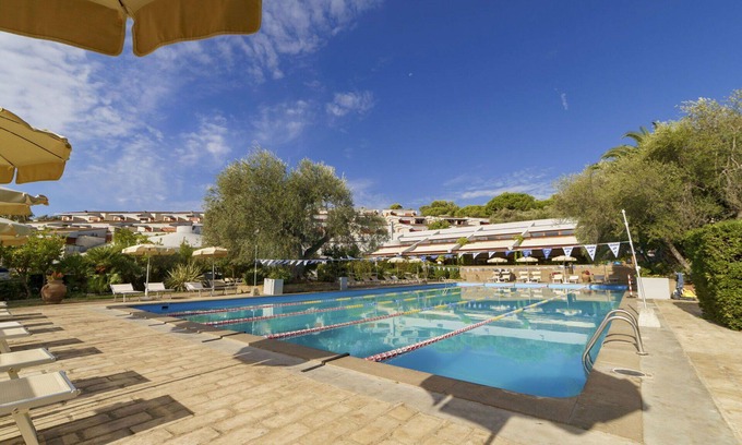 Castiglione della Pescaia House | Lovely apartment in villa for 4 guests with pool, A/C, WIFI, TV, terrace and pets allowed