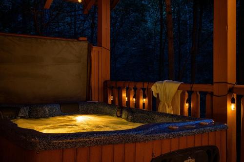 Gatlinburg - Pigeon Forge Ski Chalet | Love Me Tender Studio Cabin
