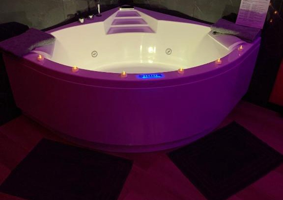 Bonnetable Apartment | Love room avec jacuzzi privé