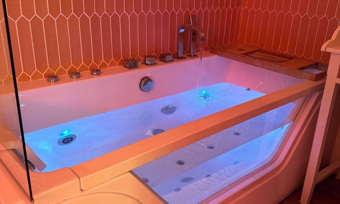 Pezenas Apartment | LOVE Room with spa & starry sky