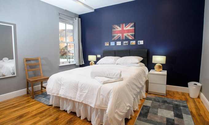 Lincoln House | lovely 1 bed en-suite room king sized bed free WIFI, Toiletries, smart tv