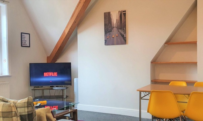 Swindon Apartment | Lovely 1 bed, Modern, Sleeps 5, Wifi, Parking