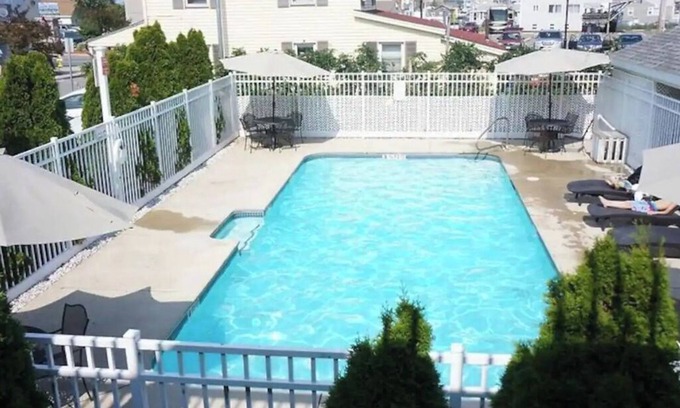 Hampton Apartment | lovely 1-bedroom apartment with pool unit 1A