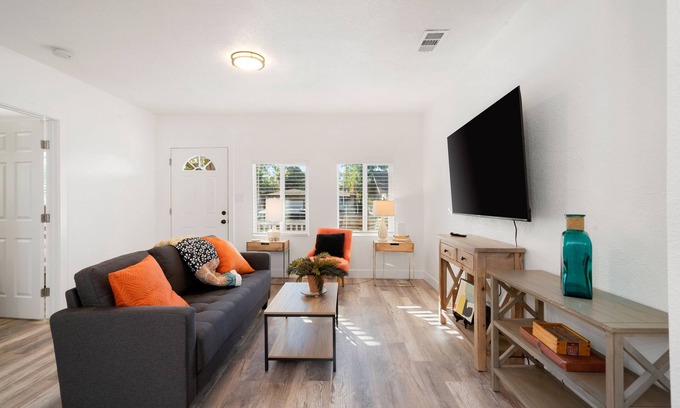 Southeastern Sacramento House | Lovely 2 bdrm/1bth close to Downtown Sacramento!