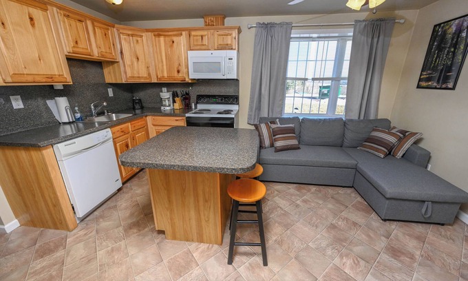 McHenry Apartment | Lovely 2-bedroom apartment in Accident, Close to Wisp and Deep Creek Lake