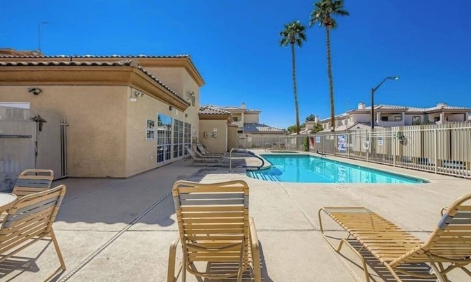 Las Vegas Condo | Lovely 2-bedroom condo with AC, fitness room in vibrant Las Vegas