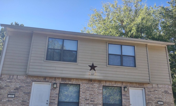 Longview House | Lovely 2 Bedroom Townhouse in ❤️ of Longview!