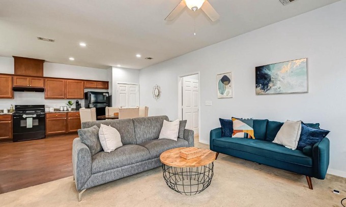 Northside Apartment | Lovely 2bed/2bath Houston Free Parking + Fast Internet