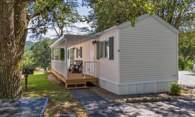 Gatlinburg - Pigeon Forge RV Rental | Lovely 2BR Cottage in Pigeon Forge