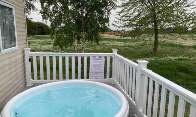 Tattershall Cabin | Lovely 3-Bed Caravan with Hot Tub in Lincolnshire