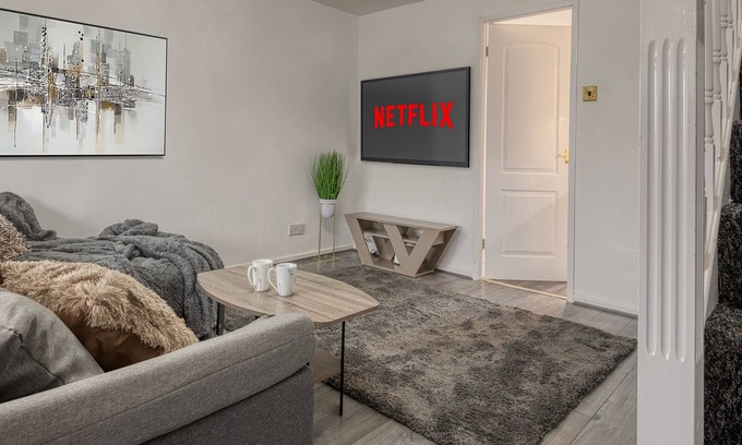 Radcliffe House | Lovely 3-Bed cosy House in Greater Manchester