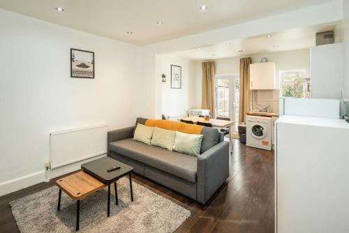 London Borough of Hounslow Apartment | Lovely 3 bed house in Feltham