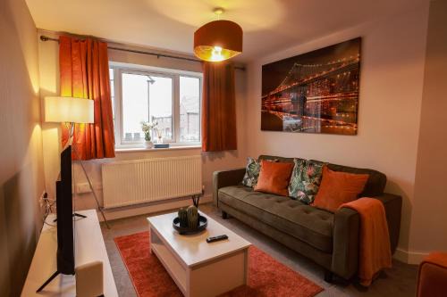 Telford House | Lovely 3 bedroom house, Sleeps up to 5, 1 comfy double bed, 3 comfy single beds, Suitable for contractors and holiday makers, Quiet area, free wifi, Parking, Garden,