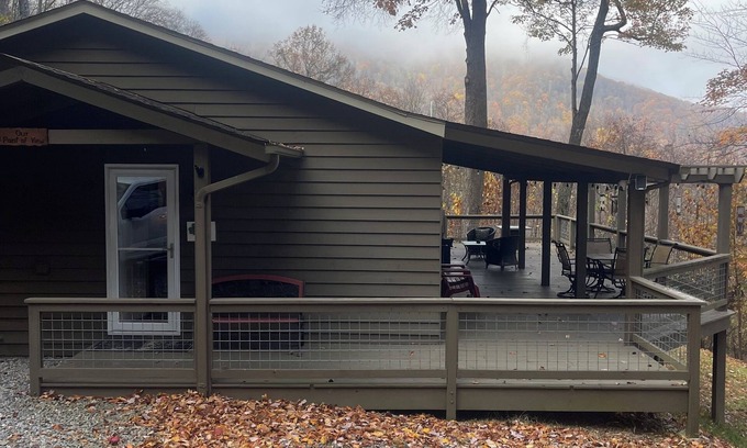 Maggie Valley House | Lovely 3-bedroom house with WiFi in Maggie Valley with hot tub