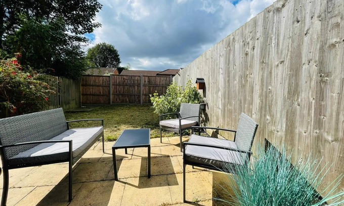 Luton House | Lovely 4-bed House in Luton