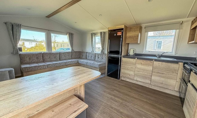 Hunstanton House | Lovely 8 berth caravan by the beach at Manor Park in Norfolk ref 23028B