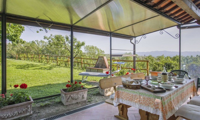 Castelfranco di Sopra Villa | Lovely apartment in villa for 4 people with WIFI, pool, terrace and pets allowed