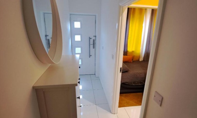 Hanham House | Lovely and Modern Groundfloor 1 Single Bedroom Condo with Netflix, Tea/Coffee/Biscuits