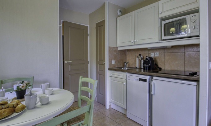 Six-Fours-les-Plages Apartment | Lovely apartment for 4 guests with WIFI, pool, TV and terrace