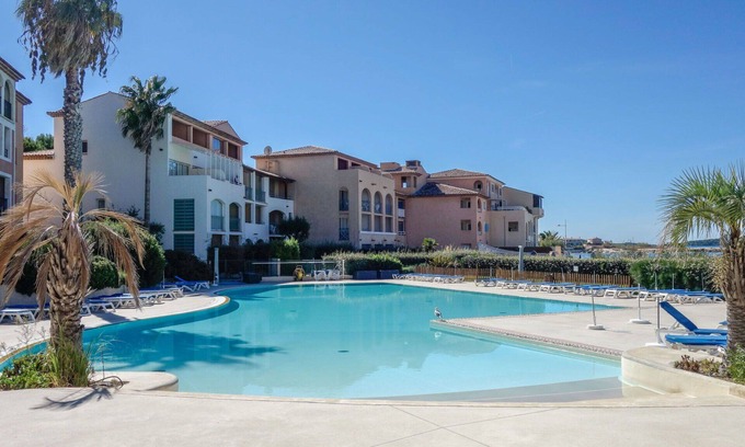 Six-Fours-les-Plages Apartment | Lovely apartment for 6 people with WIFI, A/C, pool, TV, terrace and pets allowed