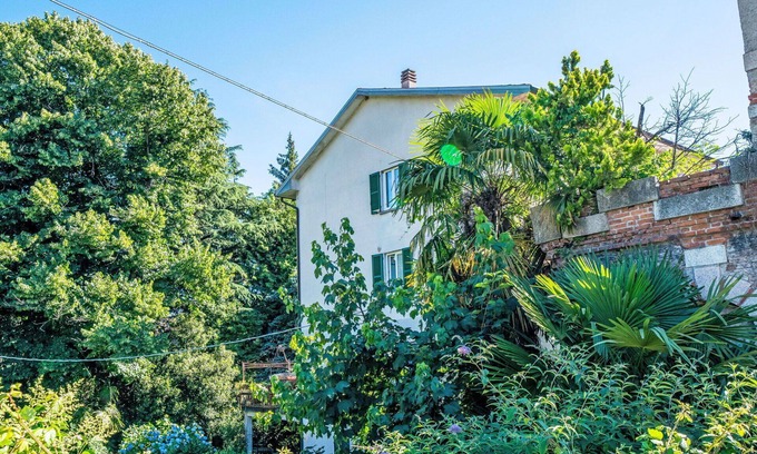 Porto Valtravaglia Apartment | Lovely apartment for 4 guests with A/C, WIFI, TV and balcony