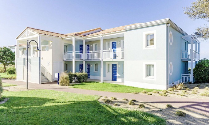Chateau-d'Olonne Apartment | Lovely apartment for 4 people with WIFI, pool, TV, terrace and pets allowed