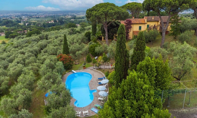 Monsummano Terme Villa | Lovely apartment in villa for 6 guests with WIFI, private pool, TV, patio and pets allowed