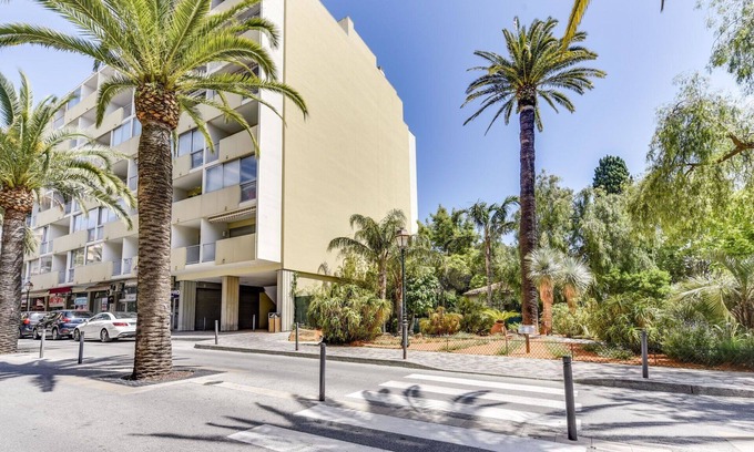 Le Lavandou Apartment | Lovely apartment for 4 people with WIFI, TV and balcony