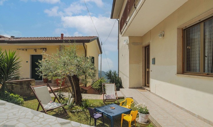 Montignoso Apartment | Lovely apartment for 6 people with WIFI, TV, patio and pets allowed