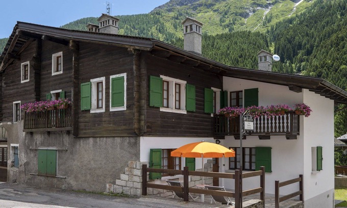 Macugnaga Apartment | Lovely apartment for 2 people with TV, pets allowed and panoramic view