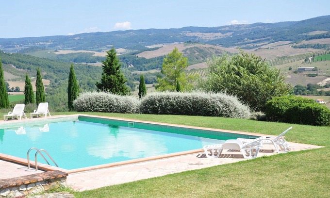 Il Poggio Apartment | Lovely apartment for 4 people with pool, WIFI, TV, pets allowed and panoramic view