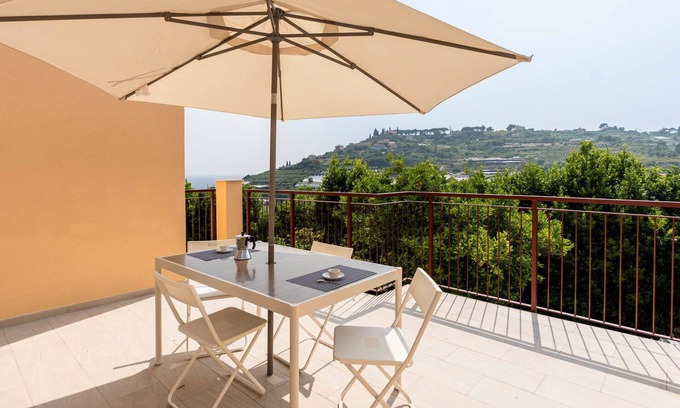 Bussana Apartment | Lovely apartment for 5 guests with WIFI, A/C, pets allowed and parking