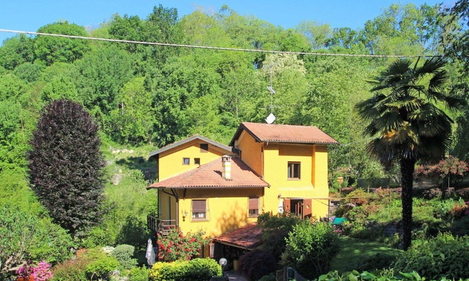 Oleggio Castello Apartment | Lovely apartment for 6 people with WIFI, TV, terrace and pets allowed