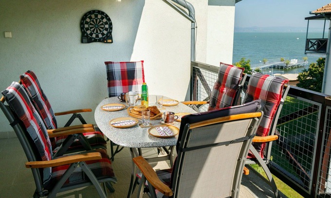 Balatonoszod Apartment | Lovely apartment for 9 guests with WIFI, A/C, TV and balcony