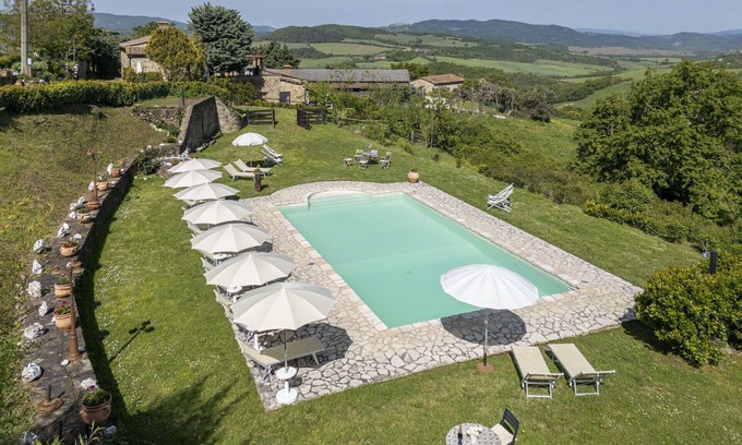 Radicondoli Villa | Lovely apartment in villa for 7 guests with WIFI, pool