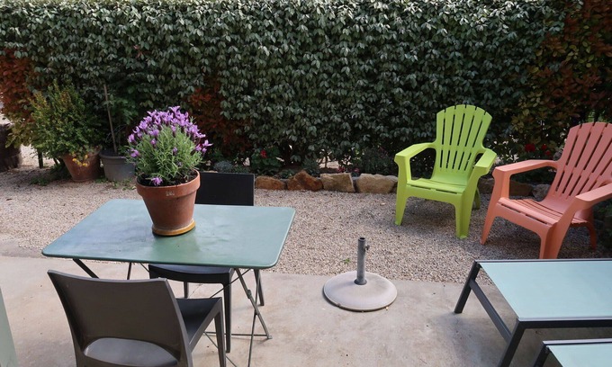 Menerbes House | Lovely apartment in villa for 2 guests with WIFI, TV and patio
