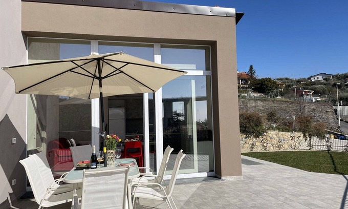 Poggi House | Lovely apartment in villa for 4 guests with WIFI, hot tub, A/C, TV and terrace