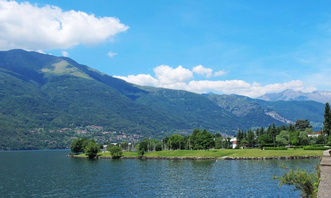 Dervio Villa | Lovely apartment in villa for 6 guests with WIFI, A/C, TV, patio and pets allowed